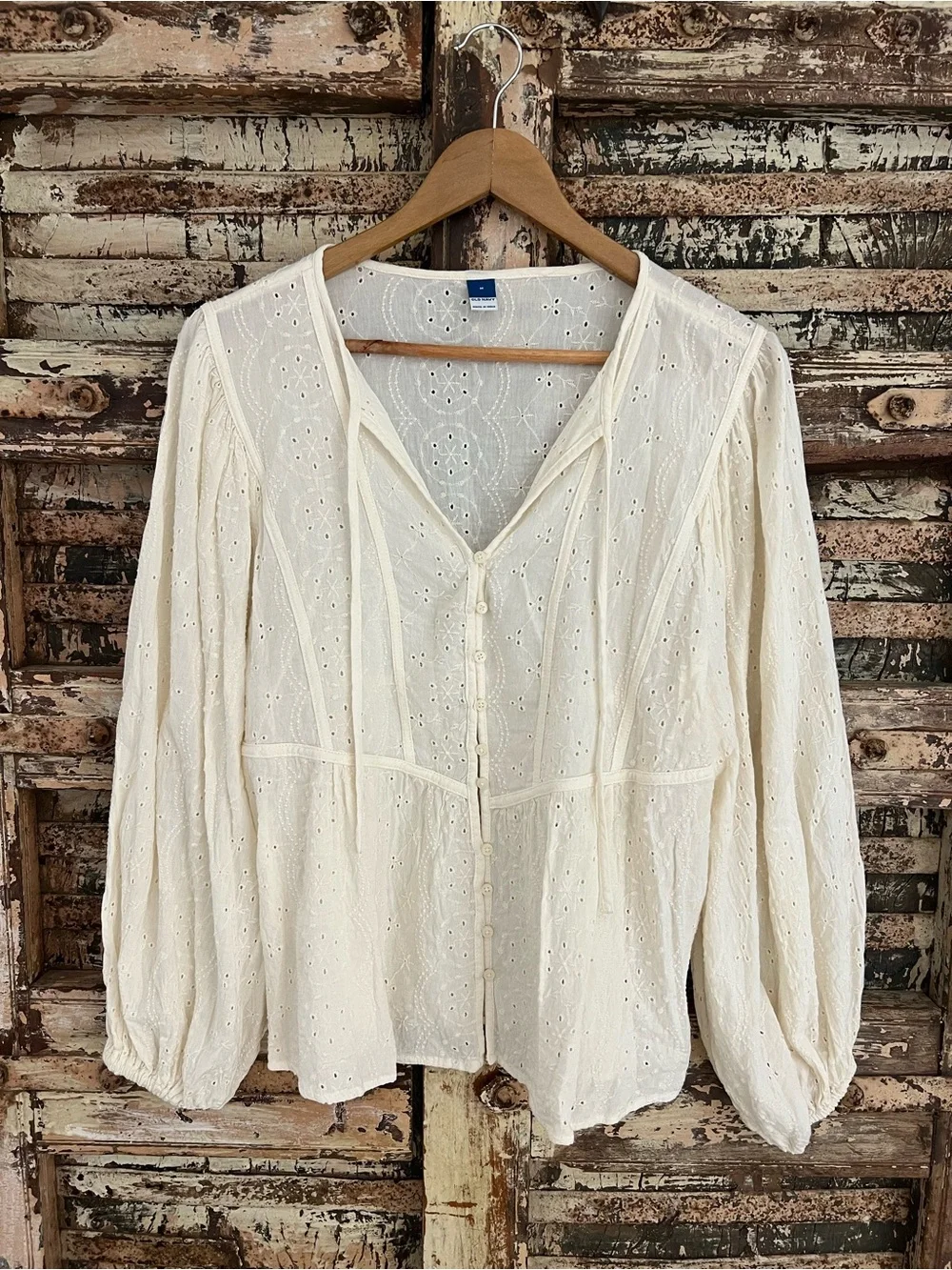 OLD NAVY • off white eyelet detail puff sleeve blouse